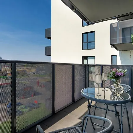 Wojciechowskiego With Parking By Renters Apartman Poznań